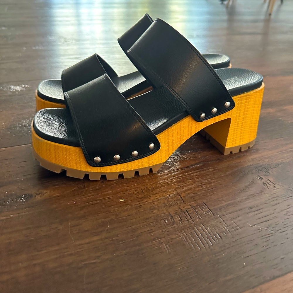 Practically new platform heals. Only worn once! Size 8.5 - Picture 1 of 2